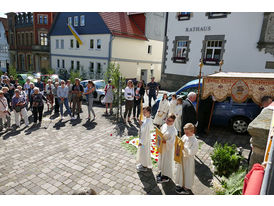 Fronleichnamsprozession durch die Straßen von Naumburg (Foto: Karl-Franz Thiede)